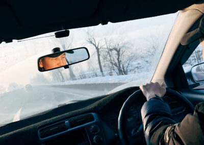 Während einer Autofahrt durch eine winterliche Landschaft.